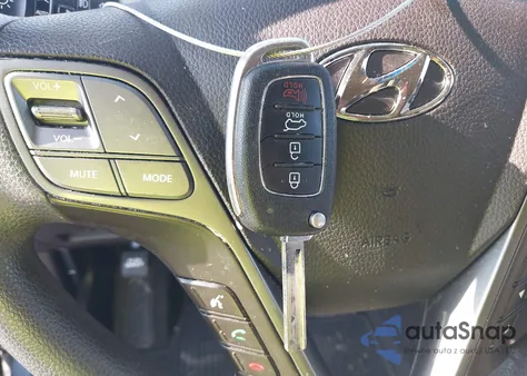 2017 Hyundai Santa Fe Sport 2.4L z USA, uszkodzony, nr VIN 5XYZU3LB9HG460483